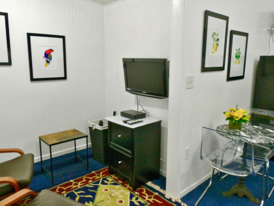 Oxford Apartments, The Pad, Living area with flat-screen TV